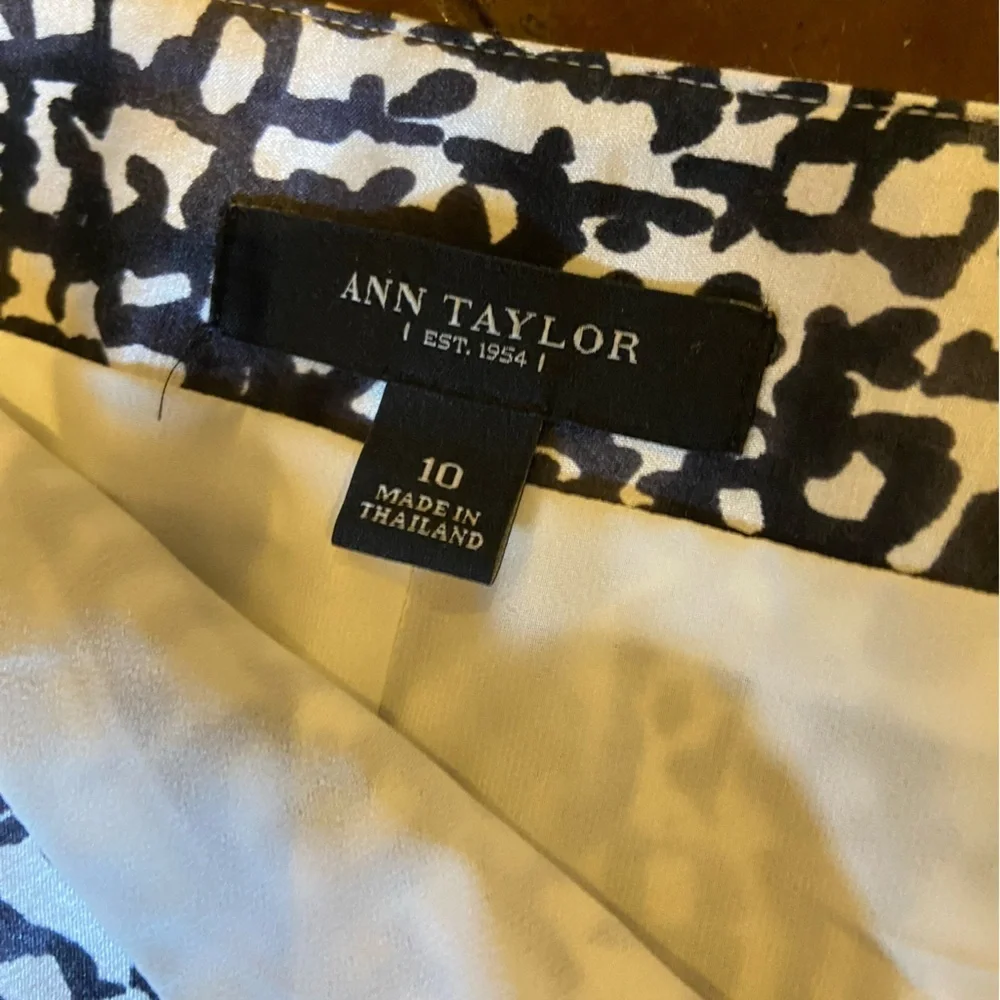 Ann Taylor Black White Geometric Print Silk Blend Pencil Skirt Size 10 Lined - Picture 3 of 6